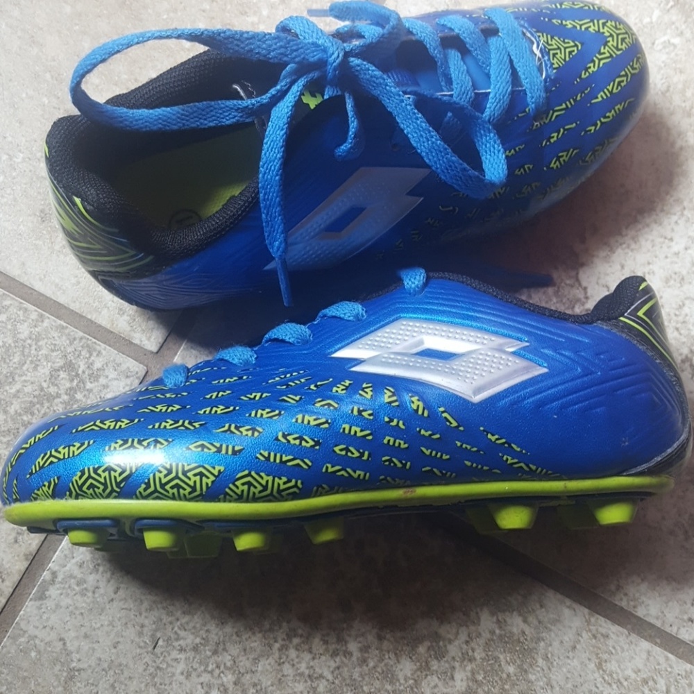 Kids soccer cleats like new condition!